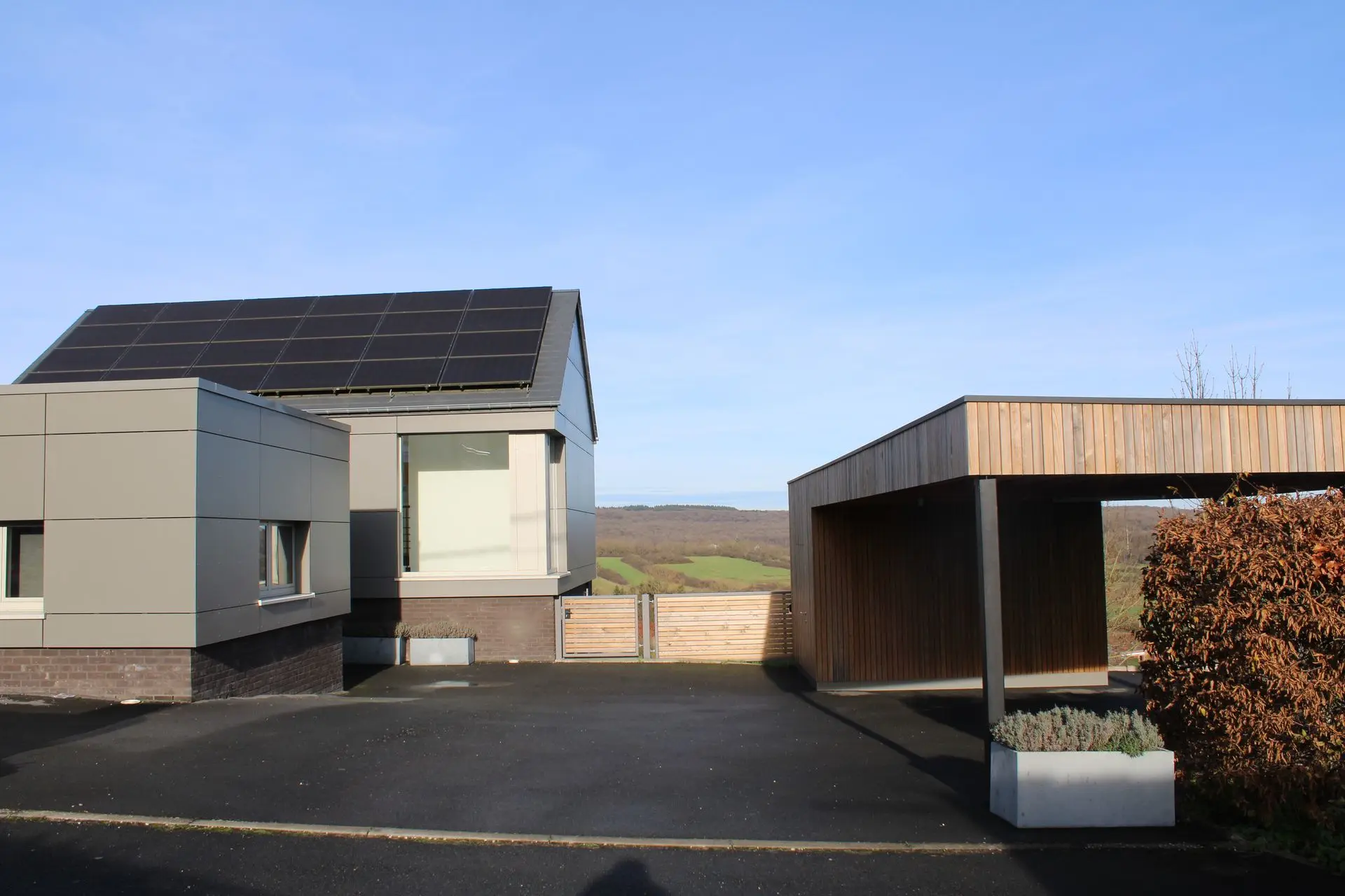 Vue depuis la rue avec carport